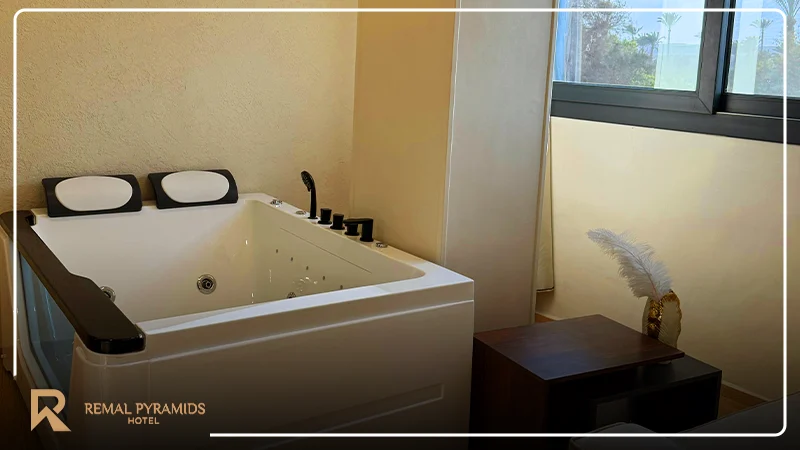 romantic suites with a jacuzzi near the pyramids
